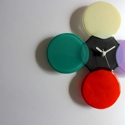 ヴィンテージ風な色あいのガラス時計 Simple5 （レッド×グリーン×ラベンダー×バニラ×ダークグレー） 1枚目の画像