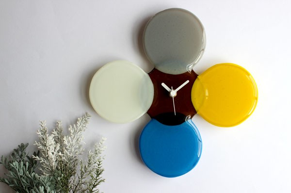 ヴィンテージ風な色あいのガラスの壁掛け時計 Simple5 （イエロー×ブルー×ホワイト×グレー×ブラウン）