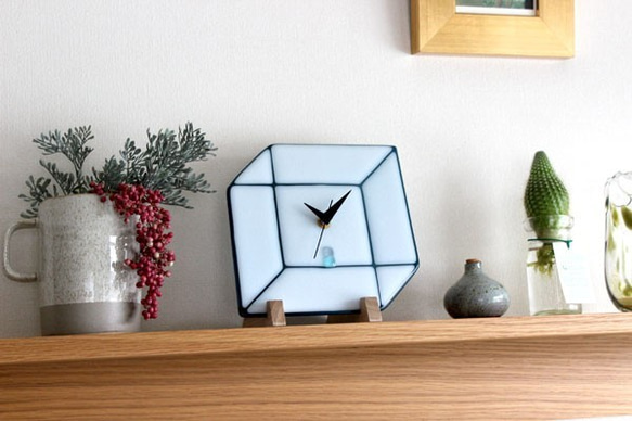 ガラス時計　立方体 　ホワイト×ブルーグレー　壁掛け時計・置時計 6枚目の画像