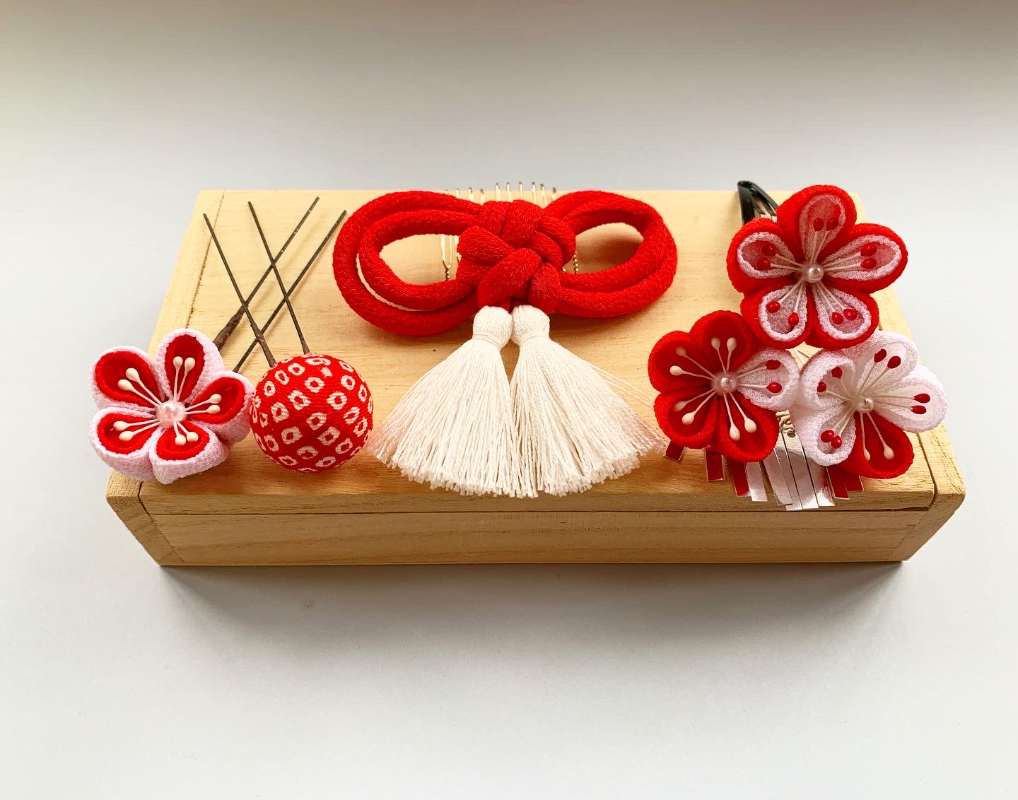 【再販】３歳　七五三に　つまみ細工　パッチンどめ　髪飾り　銀ビラ　飾り結びコーム