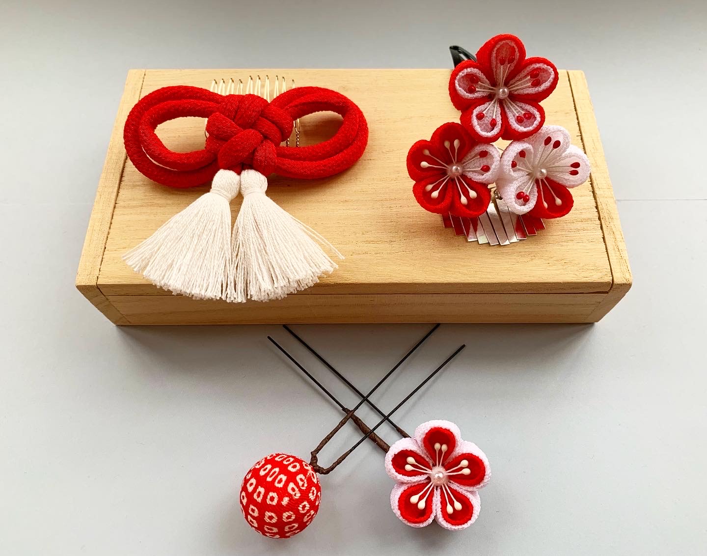 【再販】３歳　七五三に　つまみ細工　パッチンどめ　髪飾り　銀ビラ　飾り結びコーム