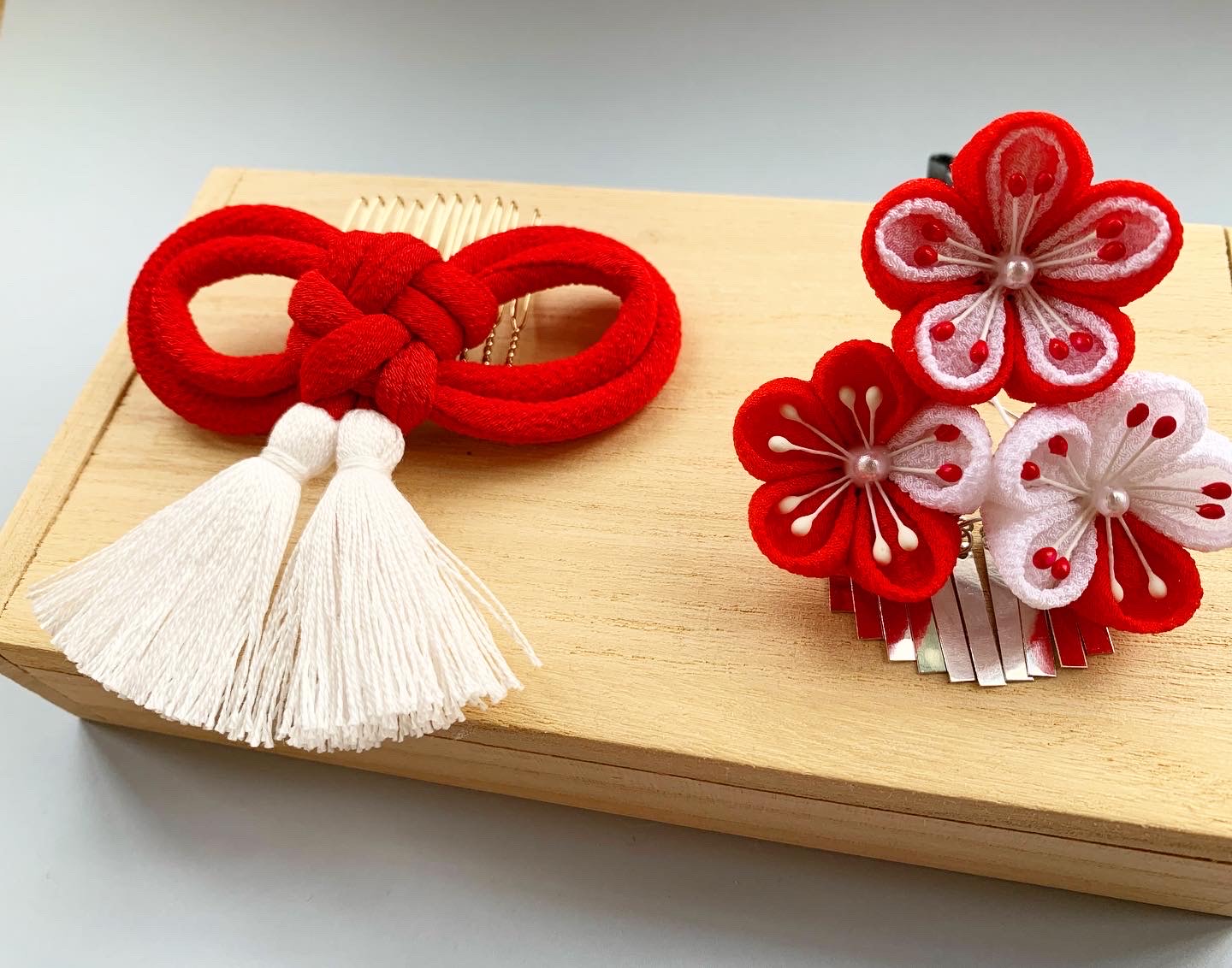 【再販】３歳　七五三に　つまみ細工　パッチンどめ　髪飾り　銀ビラ　飾り結びコーム