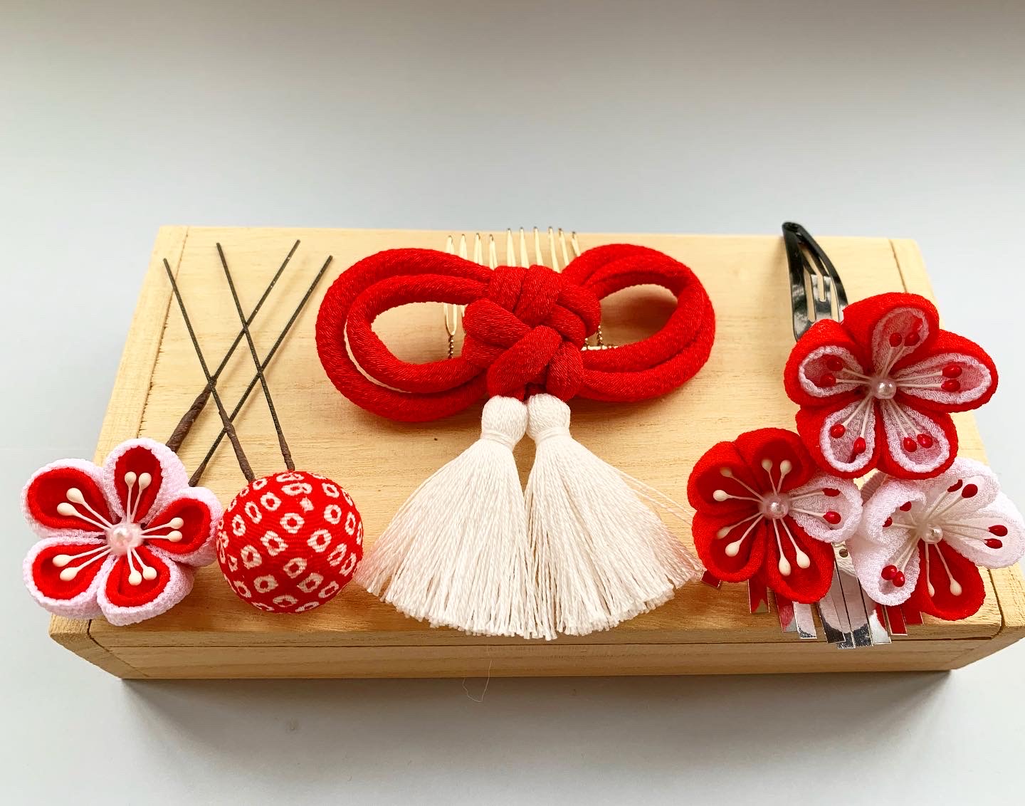 【再販】３歳　七五三に　つまみ細工　パッチンどめ　髪飾り　銀ビラ　飾り結びコーム