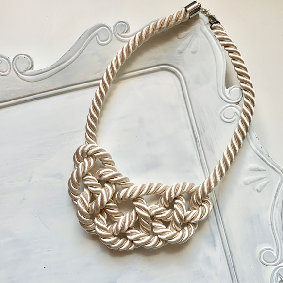袈裟結びのネックレス (オフホワイト) 1枚目の画像