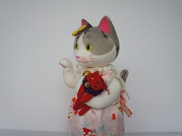 古布縮緬人形　「赤猫を抱っこする猫(こ)」 3枚目の画像