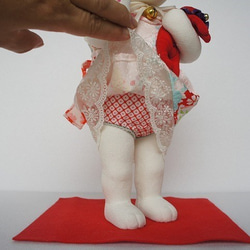 古布縮緬人形　「赤猫を抱っこする猫(こ)」 4枚目の画像