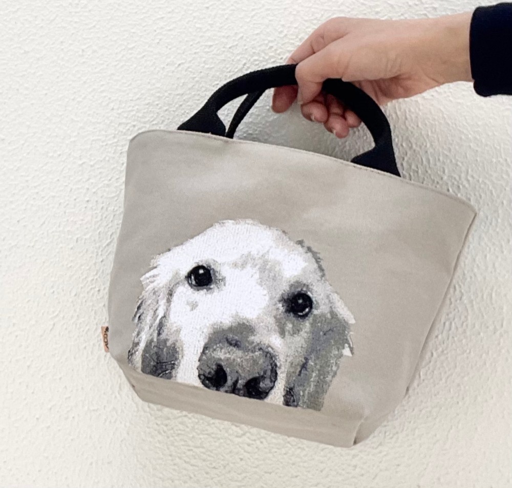 装いに溶け込むモノクロ刺繍｜写真から仕立てるトートバッグ