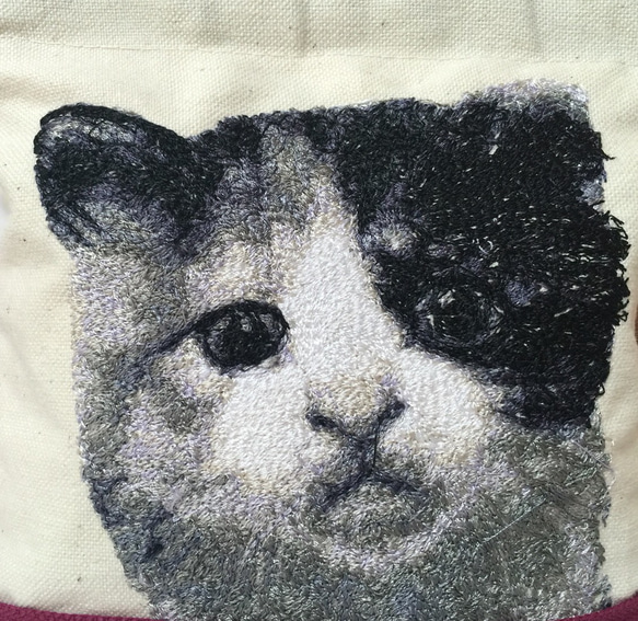 オーダー事例❤︎愛猫の刺繍ポーチ 2枚目の画像