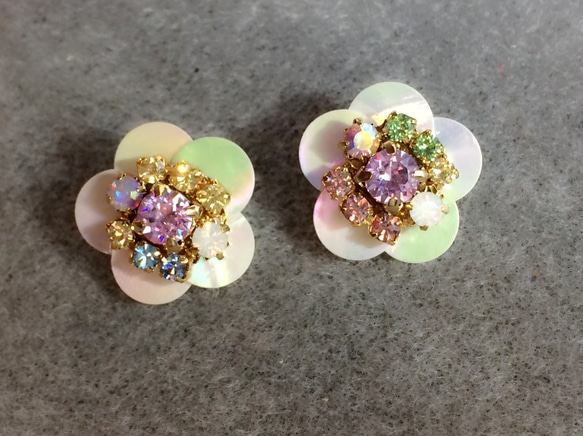 shiny flower earrings ~violet~ 1枚目の画像