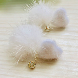 秋冬 ホワイトミンクファーのイヤリング（蝶バネ式）／サージカルステンレスイヤリング 3枚目の画像