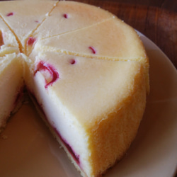 真っ赤なラズベリーの完熟チーズケーキ。 1枚目の画像