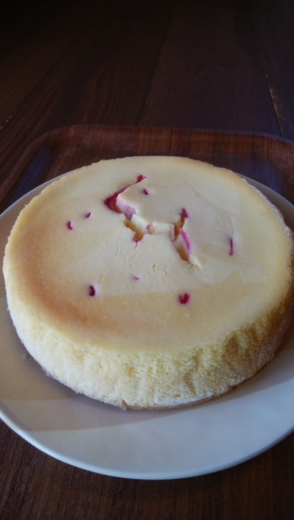 真っ赤なラズベリーの完熟チーズケーキ。 2枚目の画像