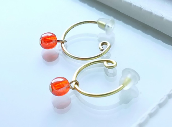 〈痛くない〉フェイクピアス～ゴールドリング×オレンジABカラーチェコガラスイヤリング・イヤークリップ(両耳用)調節可能 2枚目の画像