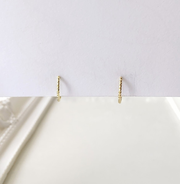 〈痛くない〉デザインゴールドリングフェイクピアス・イヤーカフ〈直径約10㎜、太さ約1㎜〉片側シリコンゴムタイプ(調節可) 1枚目の画像