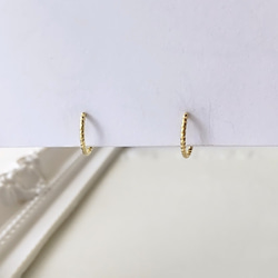 〈痛くない〉デザインゴールドリングフェイクピアス・イヤーカフ〈直径約10㎜、太さ約1㎜〉片側シリコンゴムタイプ(調節可) 2枚目の画像