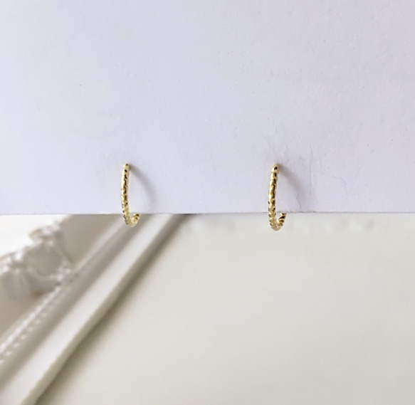 〈痛くない〉デザインゴールドリングフェイクピアス・イヤーカフ〈直径約10㎜、太さ約1㎜〉片側シリコンゴムタイプ(調節可) 2枚目の画像