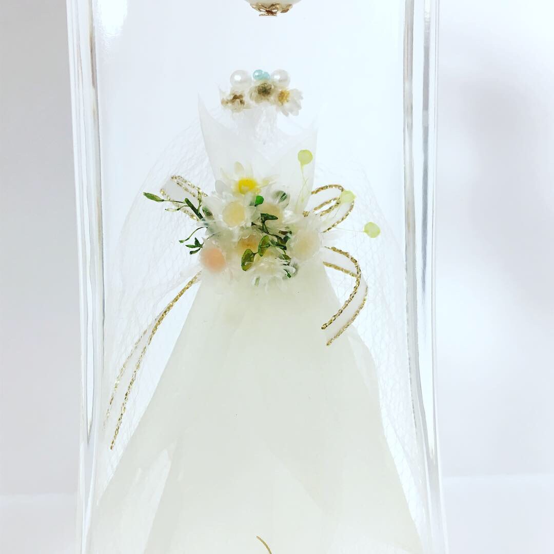 ウエディングドレスのハーバリウム  ご結婚のお祝い・記念に　オリジナルデザイン　すべて枯れないお花です　一生の思い出