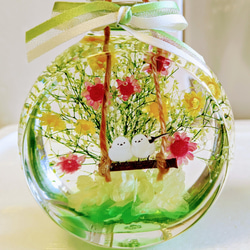 プレゼントに人気 『シマエナガちゃん』のハーバリウム 〜草原の花のブランコ〜 誕生日、結婚祝に 1枚目の画像