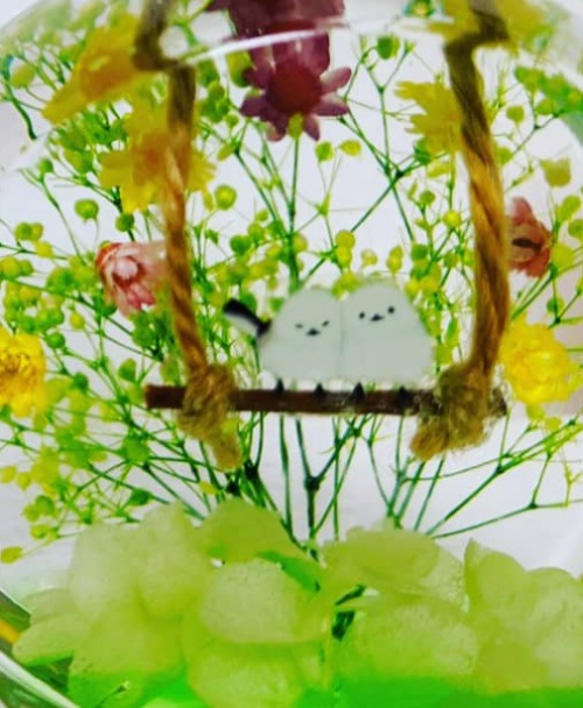 プレゼントに人気 『シマエナガちゃん』のハーバリウム 〜草原の花のブランコ〜 誕生日、結婚祝に 4枚目の画像