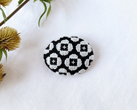 お花刺繍のオーバルブローチ．【ブラック×オフホワイト】 2枚目の画像