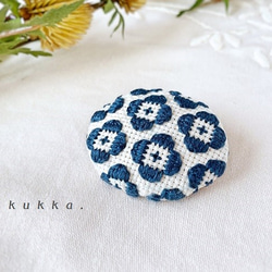 お花刺繍のオーバルブローチ．【アイボリー×ネイビー】 1枚目の画像