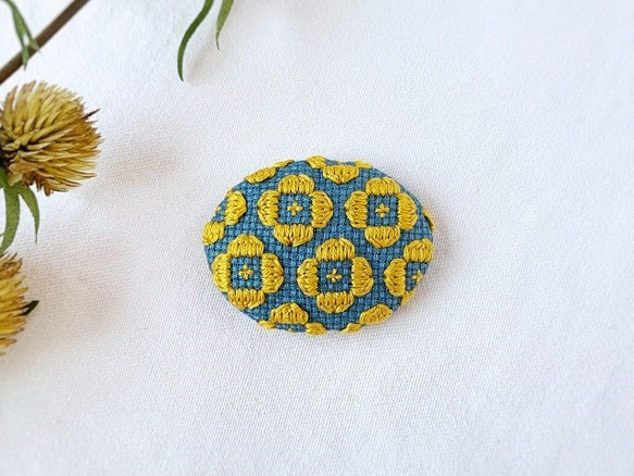 お花刺繍のオーバルブローチ．【ブルー×マスタード】 2枚目の画像