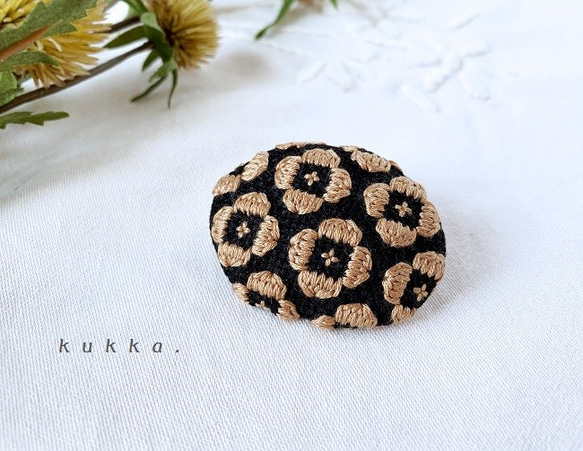 お花刺繍のオーバルブローチ．【ブラック×ブラウン】 1枚目の画像