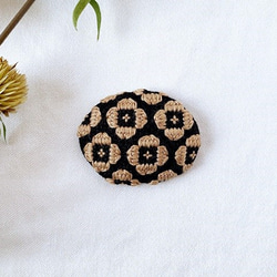 お花刺繍のオーバルブローチ．【ブラック×ブラウン】 2枚目の画像