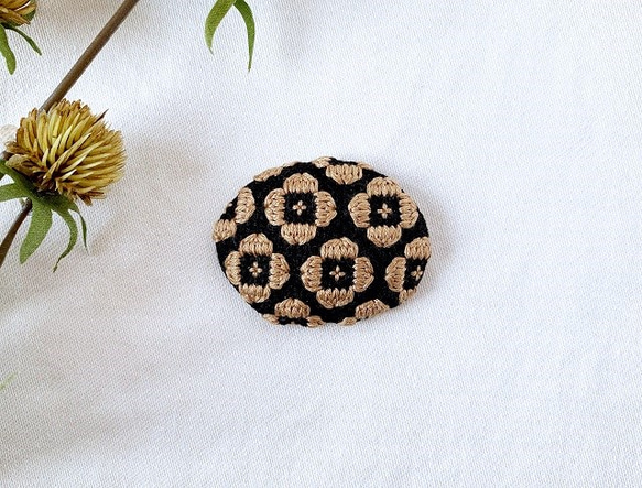 お花刺繍のオーバルブローチ．【ブラック×ブラウン】 2枚目の画像