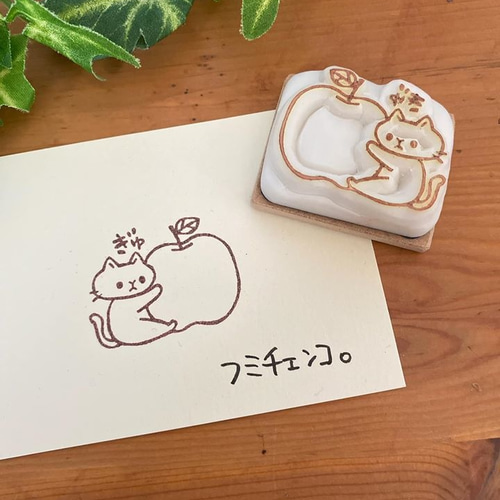猫とりんごの消しゴムはんこ はんこ・スタンプ フミチェンコ。 通販