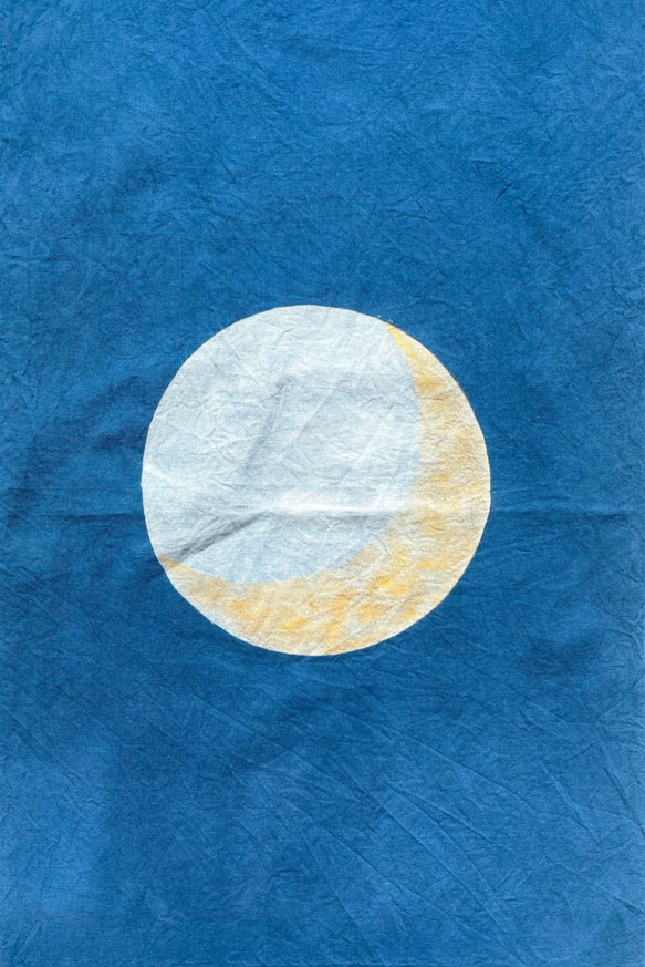 送料無料 " 三日月 " 型摺り染 藍染手ぬぐい 2枚目の画像