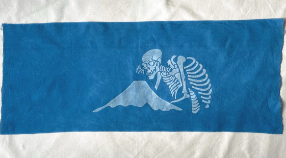 送料無料 　藍染手ぬぐい " 怪怪奇奇 " 富士山に骸骨 2枚目の画像