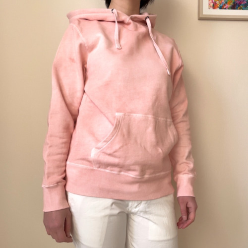 送料無料 桜色に染めたスウェットプルオーバーパーカー 泥染