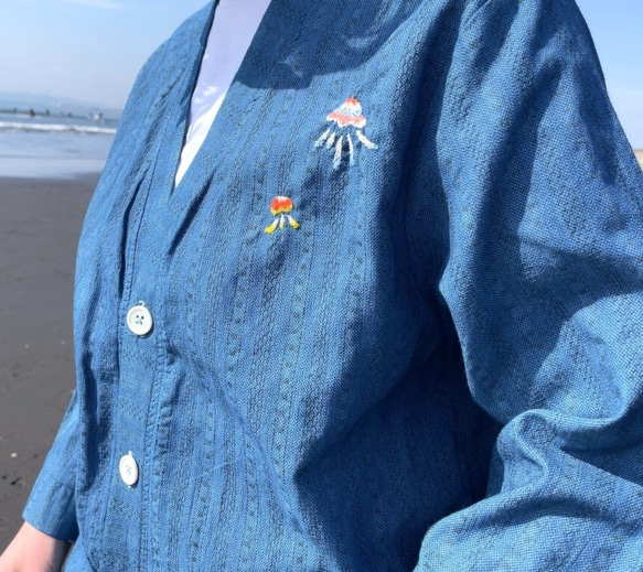 送料無料  春夏アウターにおすすめ！藍染め " jellyfish " 海月 クラゲ 七部袖コットンカーディガン 2枚目の画像