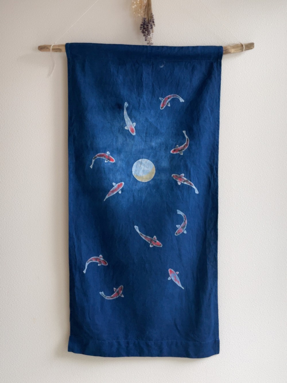 送料無料 " 闇夜、三日月と泳ぐ錦鯉 " 藍染タペストリー 絞り染め 顔料染め