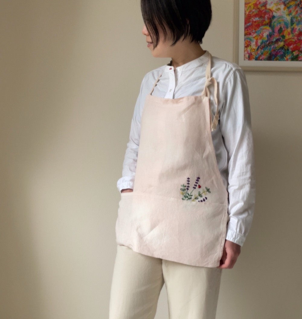 送料無料 "Tea for two"  穏やかな時間を！ハーブの刺繍を施した淡いピンクの泥染エプロン  ポケット3つ