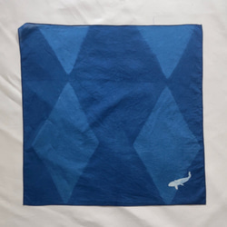 送料無料　鯉　藍染コットンハンカチ　板締め　魚 2枚目の画像