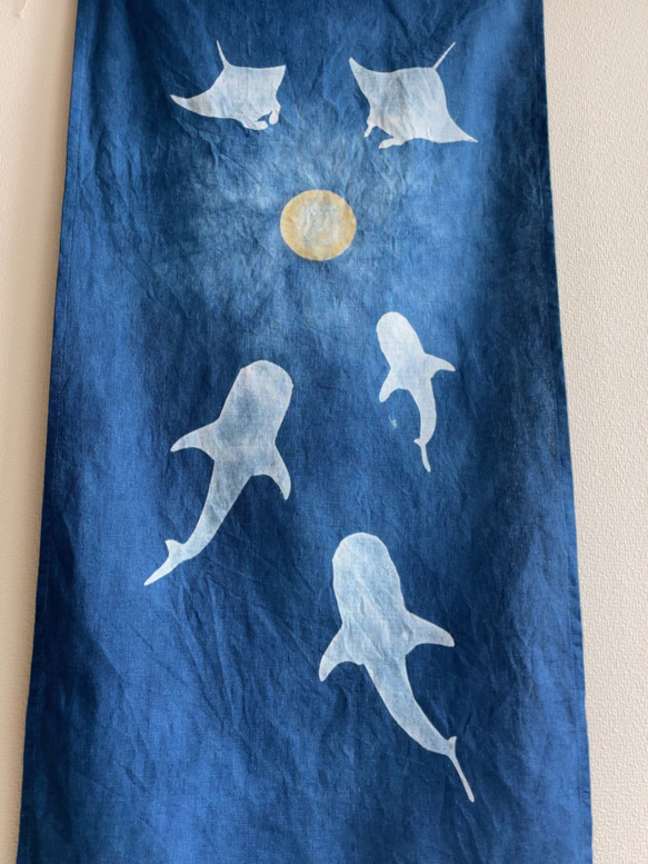 送料無料　涼しげな " 海中から見上げた月 " 藍染タペストリー ジンベイザメ マンタ むら染め 満月 型摺り染 3枚目の画像