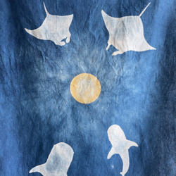 送料無料　涼しげな " 海中から見上げた月 " 藍染タペストリー ジンベイザメ マンタ むら染め 満月 型摺り染 4枚目の画像