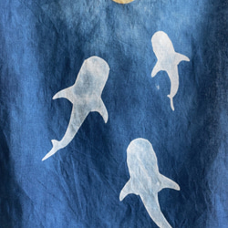送料無料　涼しげな " 海中から見上げた月 " 藍染タペストリー ジンベイザメ マンタ むら染め 満月 型摺り染 5枚目の画像