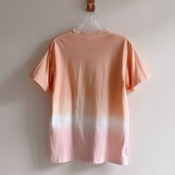 送料無料ナチュラルな "Tropical Time" 優しいオレンジとピンクに泥染したオーガニックコットンTシャツ 4枚目の画像