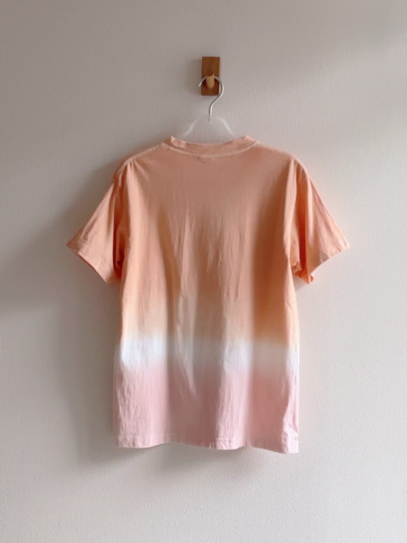 送料無料ナチュラルな "Tropical Time" 優しいオレンジとピンクに泥染したオーガニックコットンTシャツ 4枚目の画像
