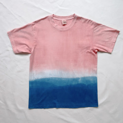 送料無料ナチュラルな "Tropical Time" 優しいピンクとブルーに藍染と泥染したオーガニックコットンTシャツ 1枚目の画像