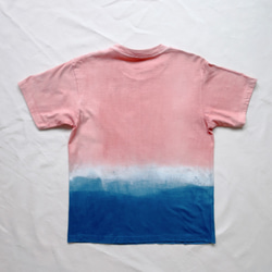 送料無料ナチュラルな "Tropical Time" 優しいピンクとブルーに藍染と泥染したオーガニックコットンTシャツ 3枚目の画像