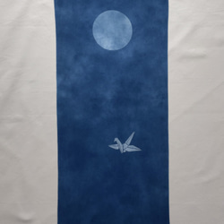 送料無料  " 飛翔 "  月と鶴　藍染手ぬぐい 絞り染め 1枚目の画像