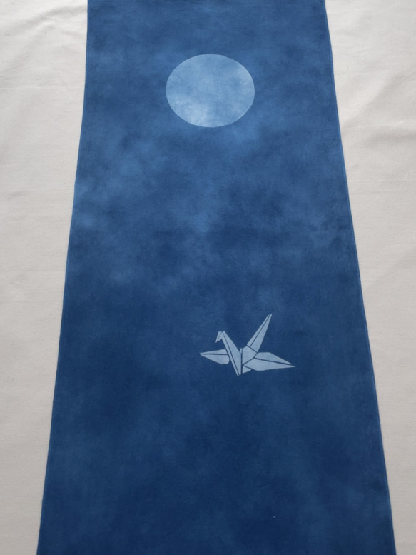 送料無料  " 飛翔 "  月と鶴　藍染手ぬぐい 絞り染め 2枚目の画像