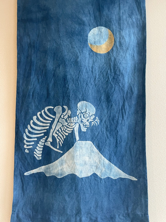 送料無料　" 三日月怪怪奇奇 " 富士山に骸骨　藍染タペストリー 2枚目の画像