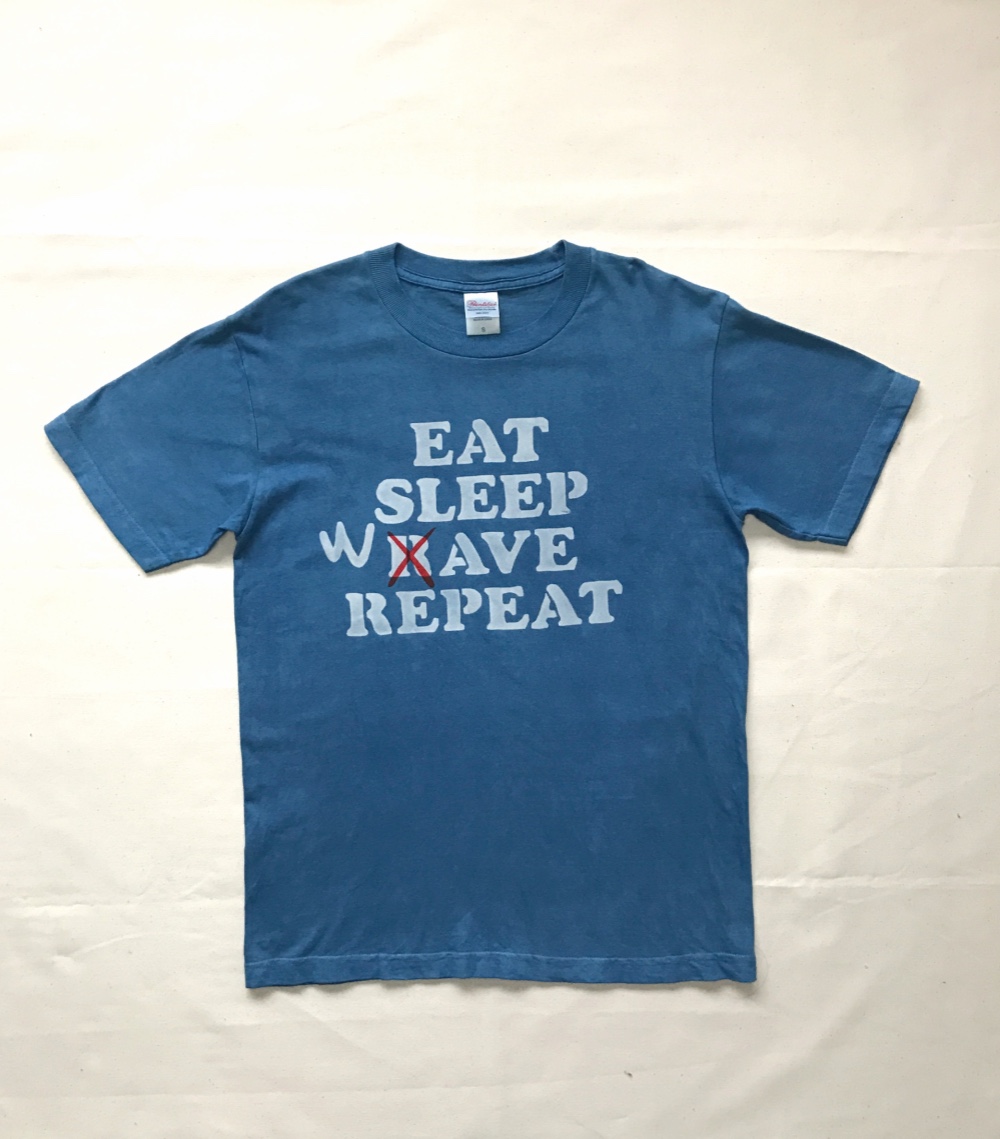 送料無料　食べて寝て波に乗って EAT SLEEP WAVE REPEAT 藍染メッセージTシャツ