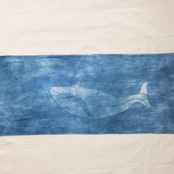 藍染手ぬぐい 空飛ぶ鯨　絞り染め 1枚目の画像