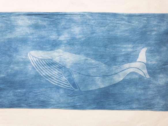 藍染手ぬぐい 空飛ぶ鯨　絞り染め 2枚目の画像